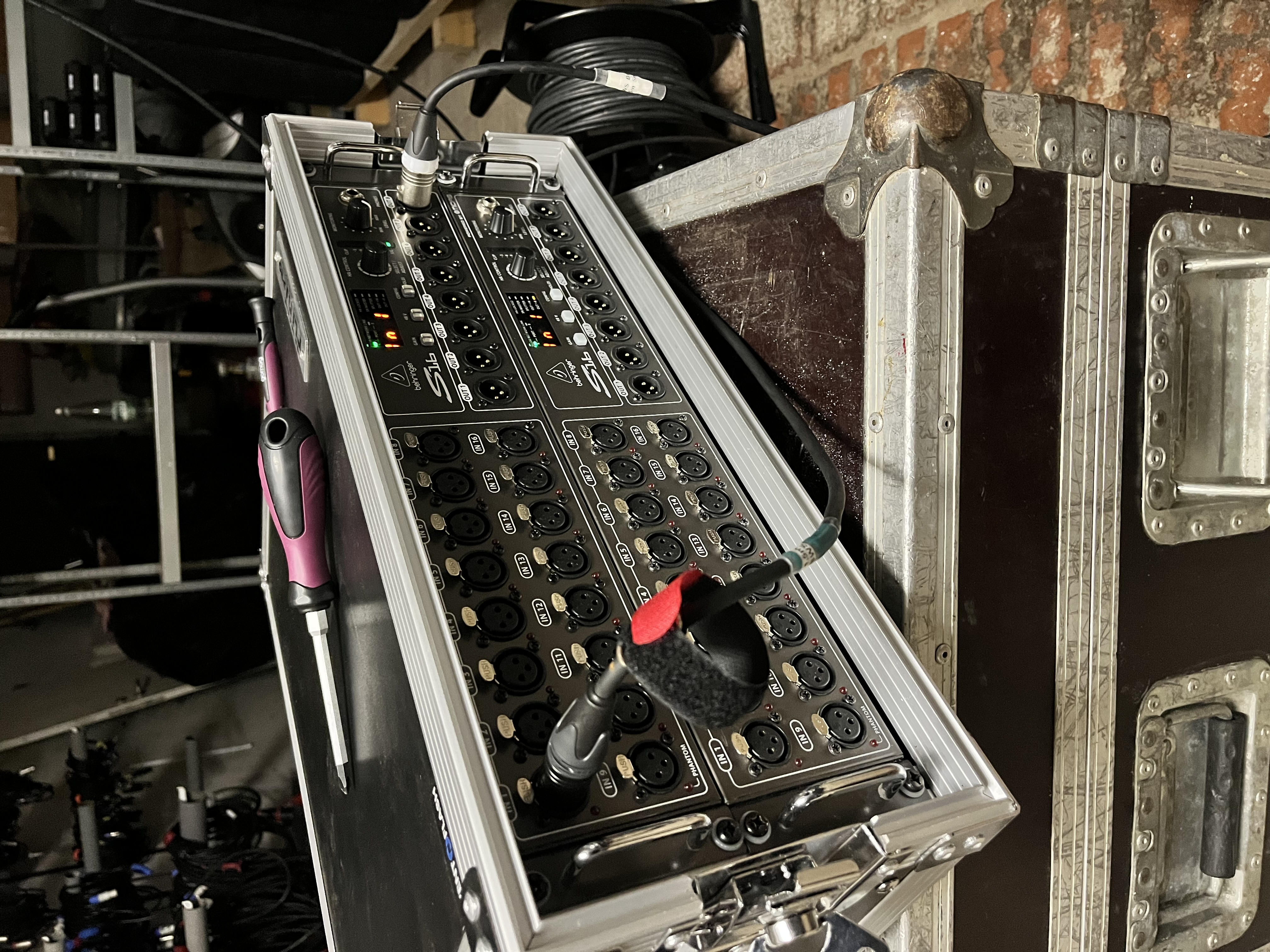 Professionelles Bühnensetup mit Eventtechnik von Event Flash